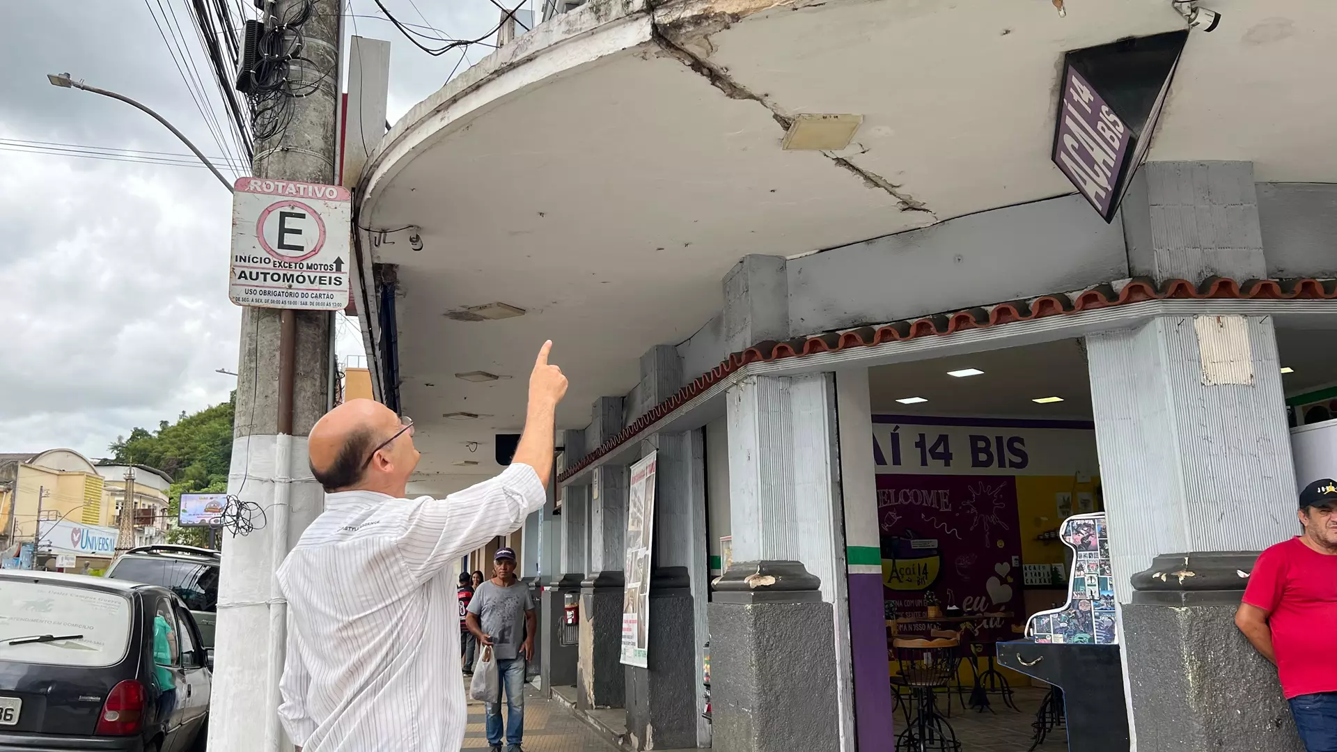 Vídeo: Engenheiro civil identifica problemas em marquises no Centro de Santos Dumont